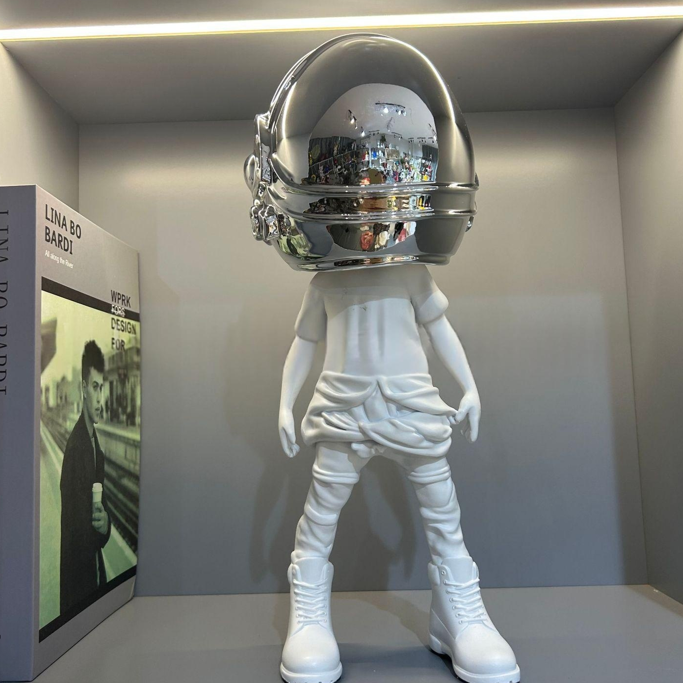 Modern Astronaut Figurine – Sleek Space Statue for Kids Room & Home Decor