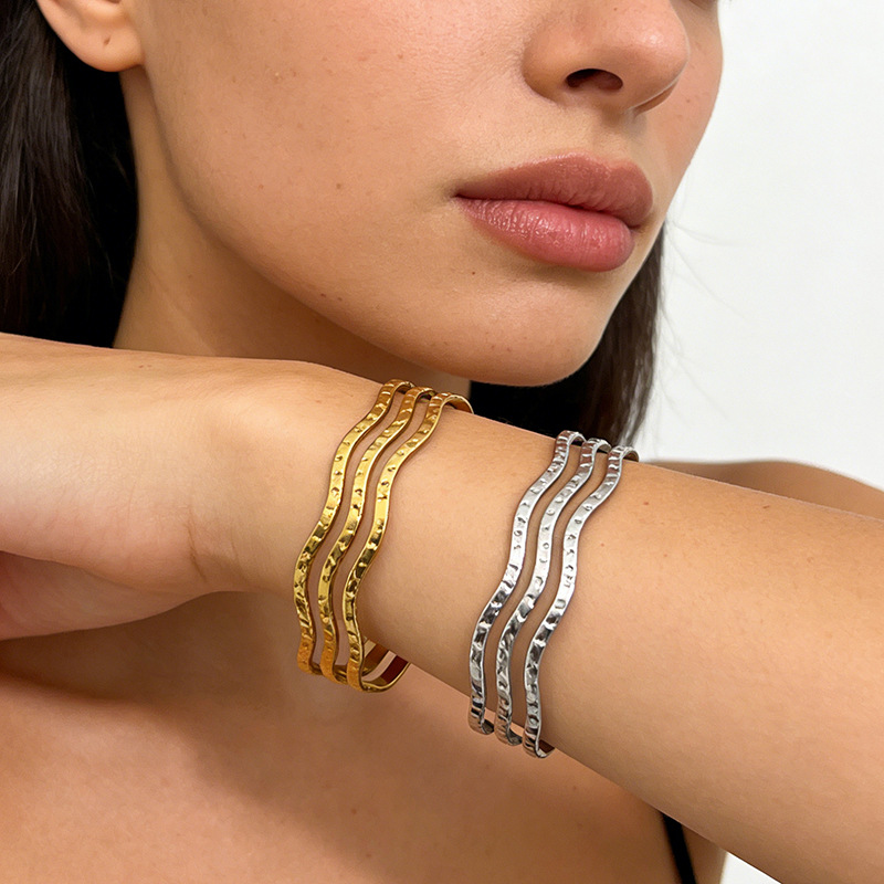 Vintage Striped Titanium Steel Bracelet for Women - 18K Gold Plated Stainless Steel Cuff Bangle