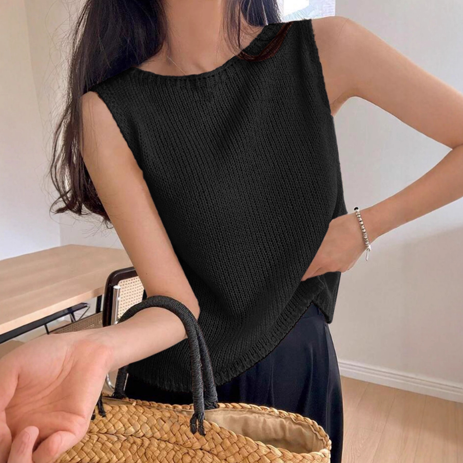 Chic Minimalist Round-Neck Pullover Vest - Slim Fit Sleeveless Top for Spring & Summer