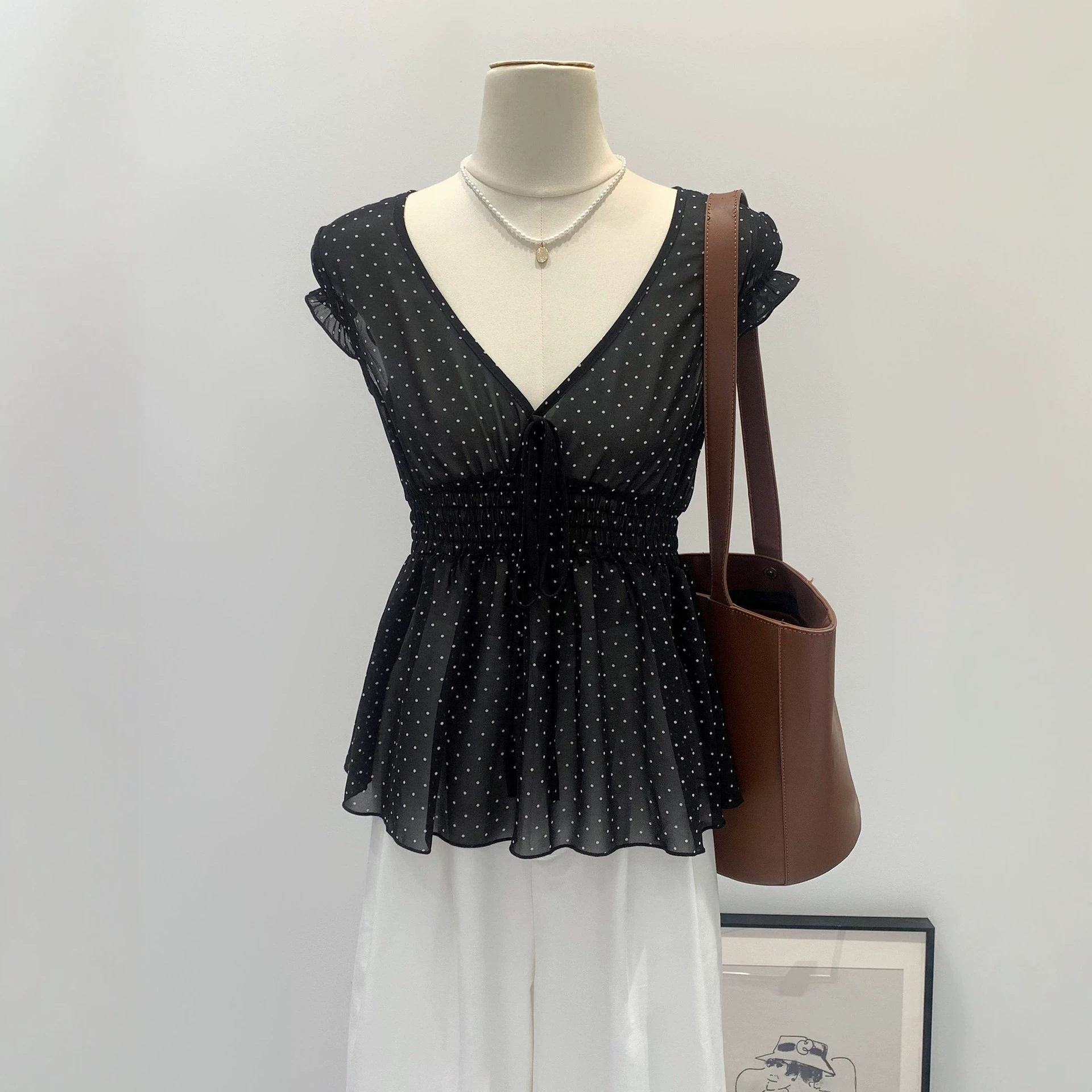 Women's Sexy Polka Dot V-Neck Top – Elegant Puff Sleeve Summer Tee with Cinched Waist