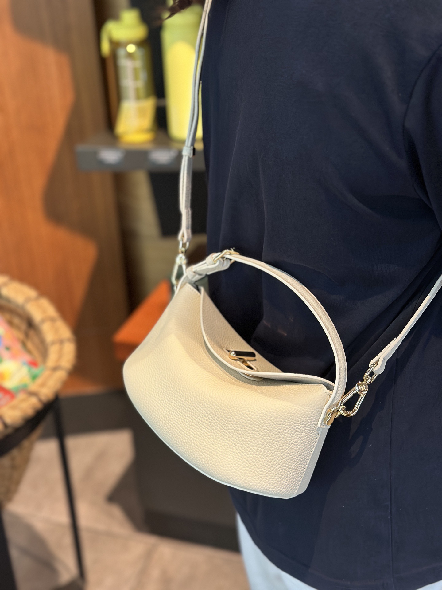 Premium Litchi Grain Genuine Leather Yuanbao Crossbody Bag for Women | Elegant Pebbled Cowhide Handbag & Commuter Purse