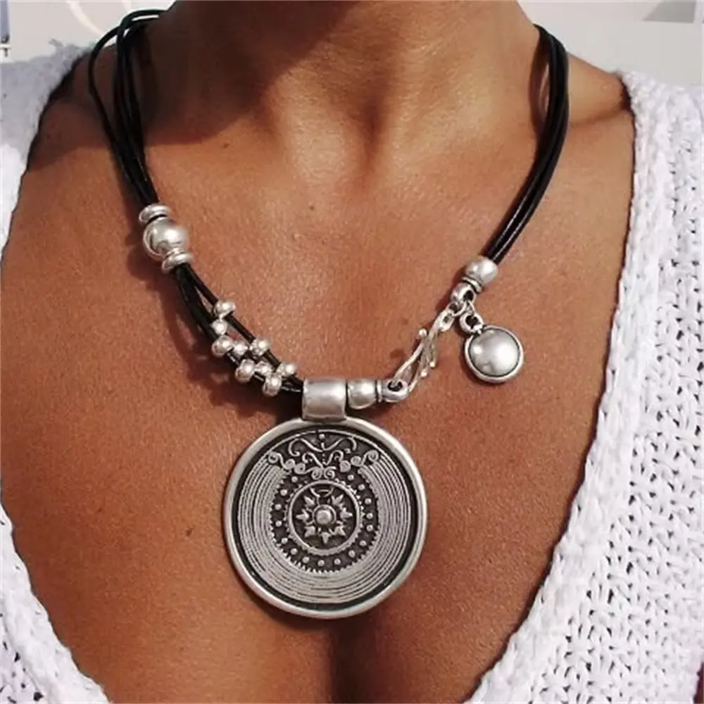 Chic Geometric Silver Pendant Necklace for Women – Retro Snake Bone Chain