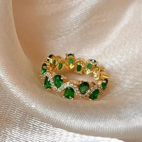 Vintage Wave Green Gemstone Statement Ring – French Retro Gold-Plated Crystal Eternity Band for Women