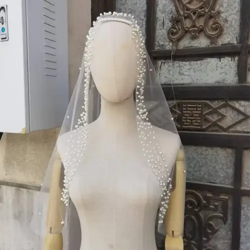 Elegant Elbow-Length Bridal Veil with Beaded Comb – Soft Sheer Tulle Wedding Veil (95 cm, White)