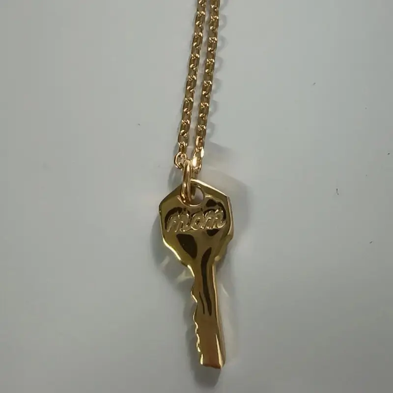 18K Gold Plated Stainless Steel 'Mom & Dad' Reversible Pendant Necklace – Elegant Family Choker for Women