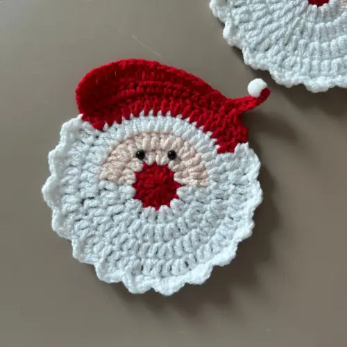 Festive Santa Claus Hand-Crocheted Coaster & Placemat – Christmas Mug Rug & Holiday Table Decor