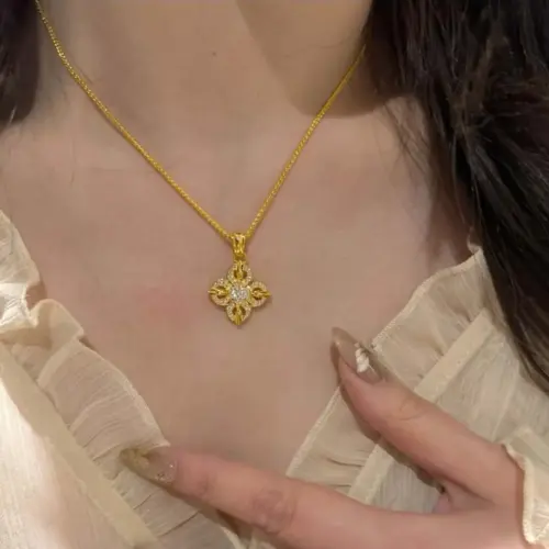 Vintage 18K Gold Plated Four-Leaf Clover Pendant Necklace - Sparkling Crystal Cross Clavicle Chain for Women