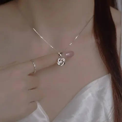S925 Sterling Silver Dancing Stone Four-Leaf Clover Necklace – Shimmering Dynamic Clavicle Chain for Women